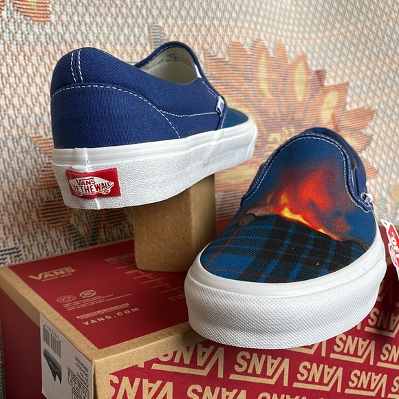 Vans WMNS Classic Slip-0n
Big Reveal Classics Navy/
VN000XG81P4
Sneakers - Picture 2 of 16